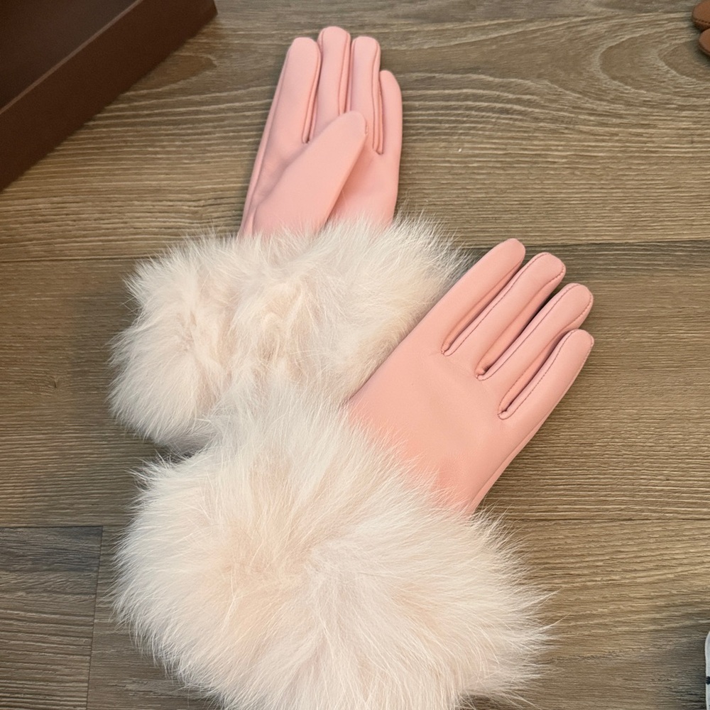 NWOT Pink fleece lined sheepskin leather gloves with fox fur trim